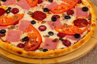 Jambonlu ve zeytinli pizza.