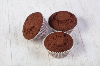 Ahşap arka plan üzerinde tatlı lezzetli muffins