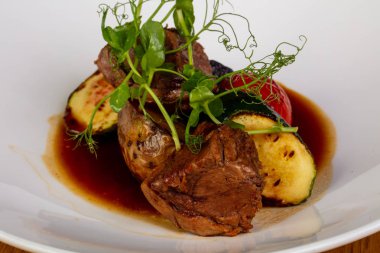 Patates ve soslu biftek