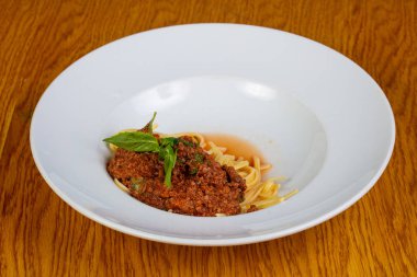 Makarna Bolognese fesleğen yaprakları ile