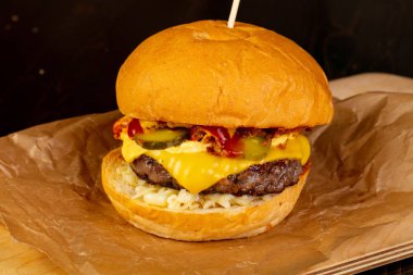 Et ve peynir ile lezzetli ev yapımı Hamburger