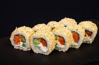 Japon soğuk rulo somon ile