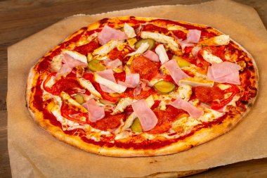 jambon ve domates pizza