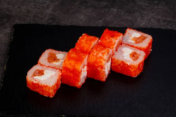 Gulungan Tradisional Jepang Dengan Salmon — Stok Foto