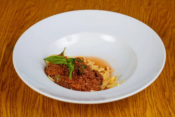 Pasta Bolognese Mit Basilikumblättern — Stockfoto