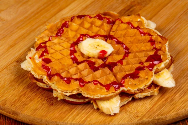 Waffel Mit Banane Und Sahne — Stockfoto