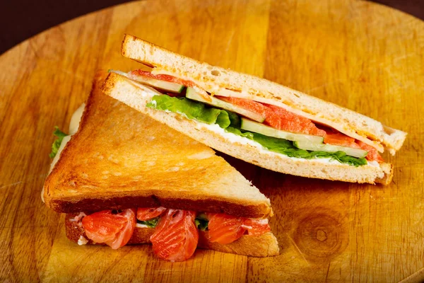 Club Sandwich Łososiem Sałatkę — Zdjęcie stockowe