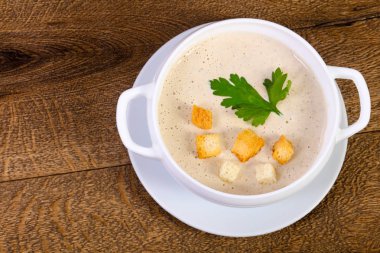 kremalı mantar çorbası maydanoz ile