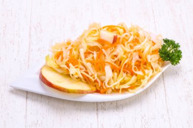 Kabın içinde geleneksel fermente lahana lahana turşusu