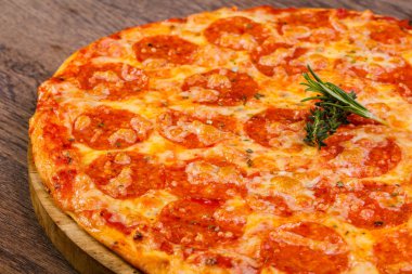 Sıcak Pepperoni pizza peyniri ve domates ile