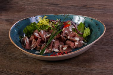 Biftek salata sosu ve soğan ile