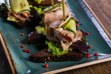 Kırmızı biber et ve cucucmber ile tapas hizmet