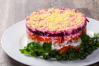 Rus ringa balığı salata sebze ile