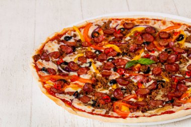 Sosis, peynir ve kıyma ile pizza
