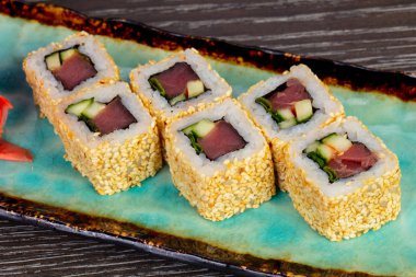 Baharatlı ton balığı wasabi ile rulo