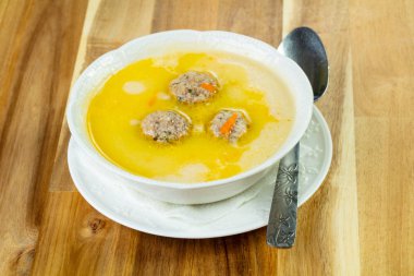 Köfte ve sebze çorbası