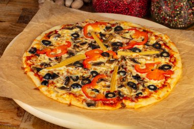 Lezzetli vejetaryen pizza zeytin, biber ve Mısır ile