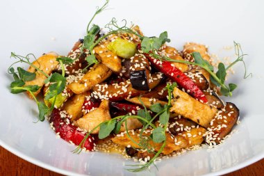 Tavuk lezzetli haşlanmış sebze