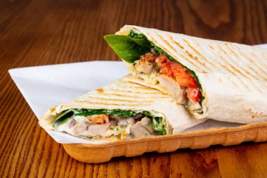 Shawarma domuz eti ve domates ile