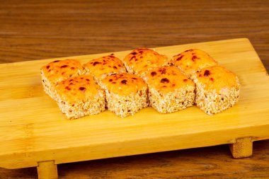 Lezzetli kızarmış peynir suşi orkinos ile rulo