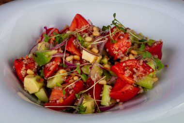 Kinoa, avokado ve sebze salatası
