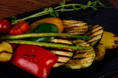 Izgara sebze kuşkonmaz ile sıcak