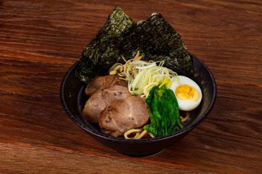 Sığır eti ve yumurta çorba ramen