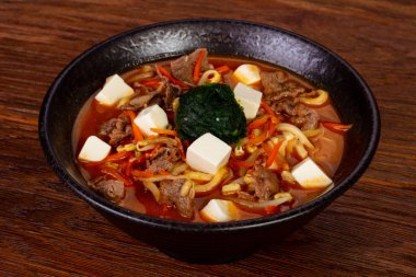 Japon çorba ramen tofu ve sığır eti ile