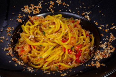 Doğal yengeç etli spagetti