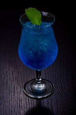 Tatlı blue curacao nane ile kokteyl