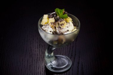 Apple ve nane ile lezzetli dondurma