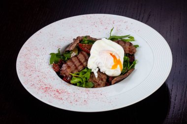 Haşlanmış yumurta salatası lezzetli sığır eti kesmek