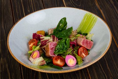 Ton balığı salatası yumurta ve domates