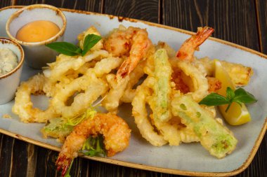 Karides tempura sebze ve sos ile