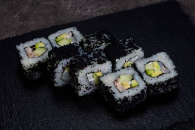 Karides ile Japon geleneksel rulo