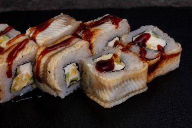 Yılan balığı ile Japon geleneksel rulo