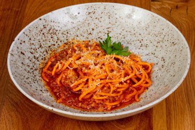 Makarna spagetti bolognese sos ile