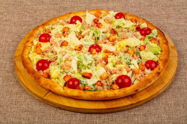 Sezar pizza karides ve salata yaprakları ile
