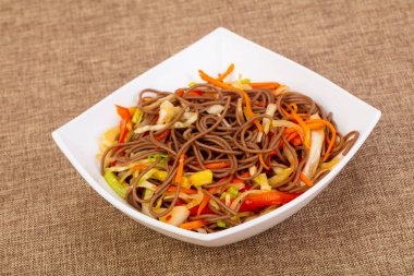 Soba noodle vegeetables ve baharat ile