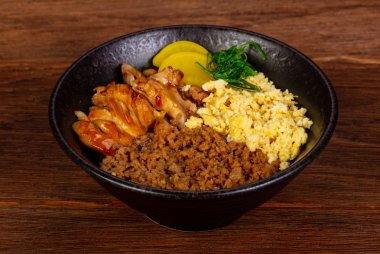 Japon Yakitori don baharatlar ile