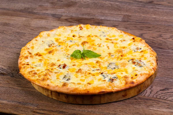 Quatre Pizza Fromage Servi Basilic — Photo