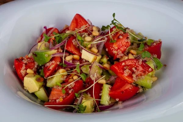 Insalata Con Kinoa Avocado Verdure — Foto Stock