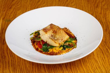 Baharat ile kavrulmuş balık halibut