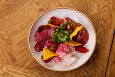 Otlar ile İspanyol sosis plaka