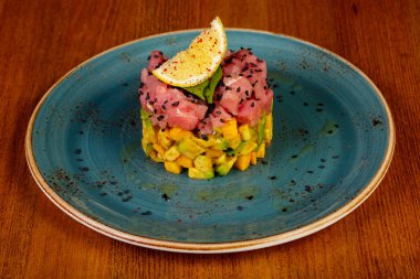 Ton balıklı tartar avokado ve limon ile