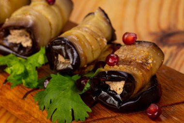 Peynir ile doldurulmuş patlıcan rulo