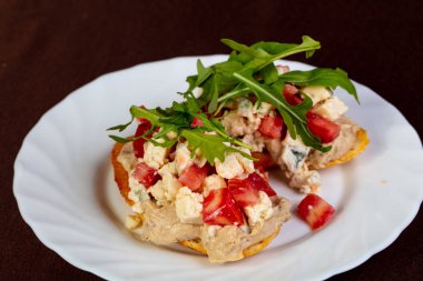 peynir ve domates Bruschetta