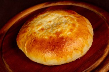 Lepeshka ahşap üzerine peynir ile