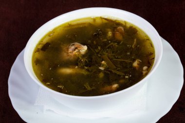 Et ve otlar ile kuzukulağı çorbası