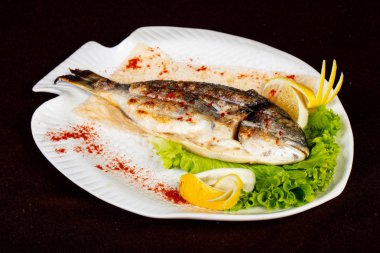 Limon ve salata Izgara dorada balık servis